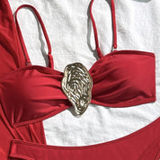 Traje de baño con top strapless y falda cover-up