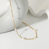 Collar dorado con perlas