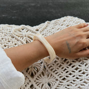 Pulsera rígida estilo mármol - Dressygt