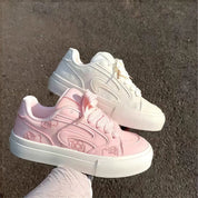 Tenis con bordado de Hello Kitty