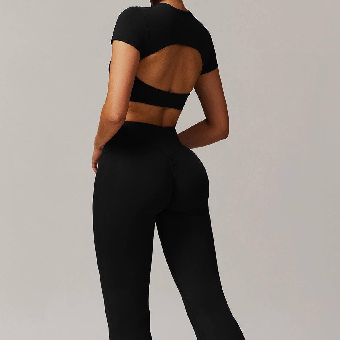 Conjunto deportivo flare con crop top manga corta - Dressygt