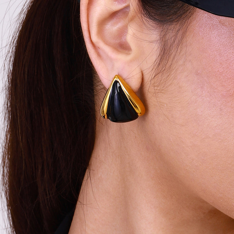 Aretes dorado con negro con diseño triangular