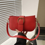 Cartera con hebilla grande