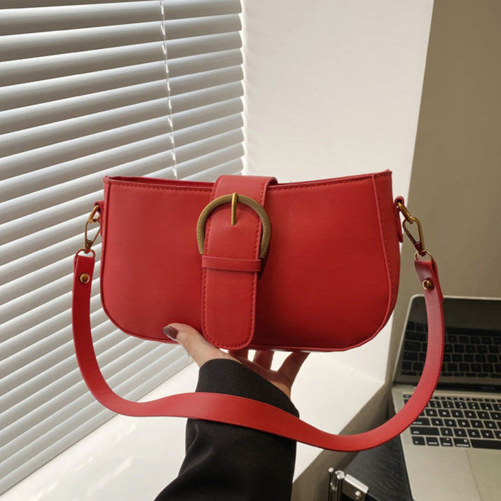 Cartera con hebilla grande