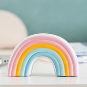 Alcancía de cerámica en forma de arcoíris