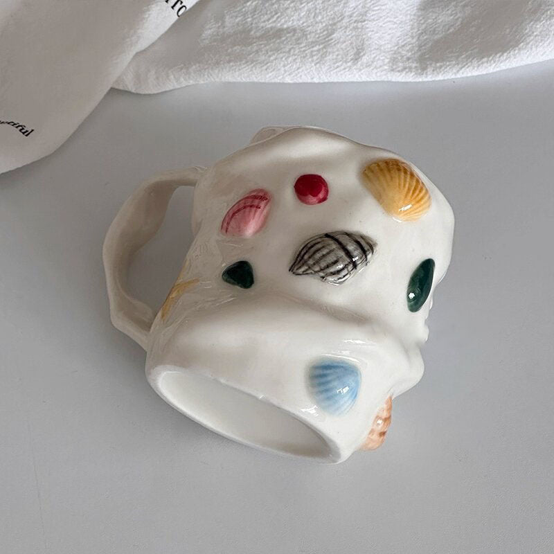 Taza con diseño de conchas y caracol