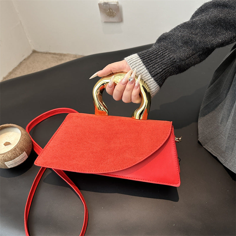 Bolso con agarrador dorado