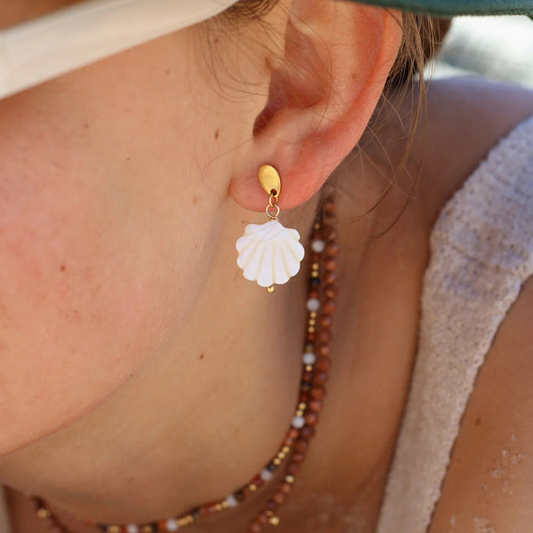 Aretes colgantes con diseño de concha