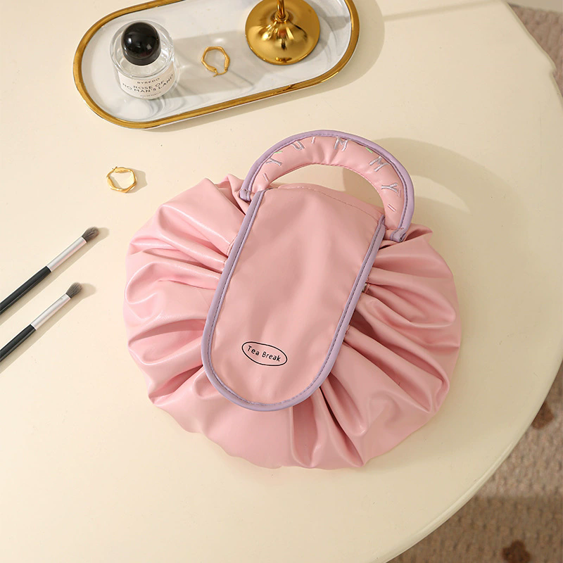 Cosmetiquera plegable con cierre ajustable