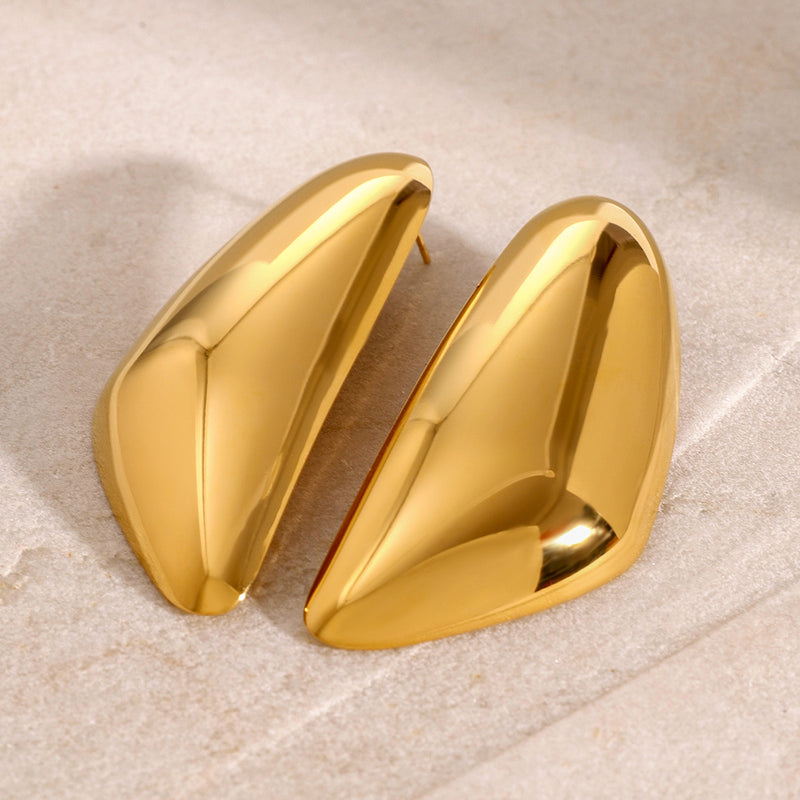 Aretes dorados con diseño irregular