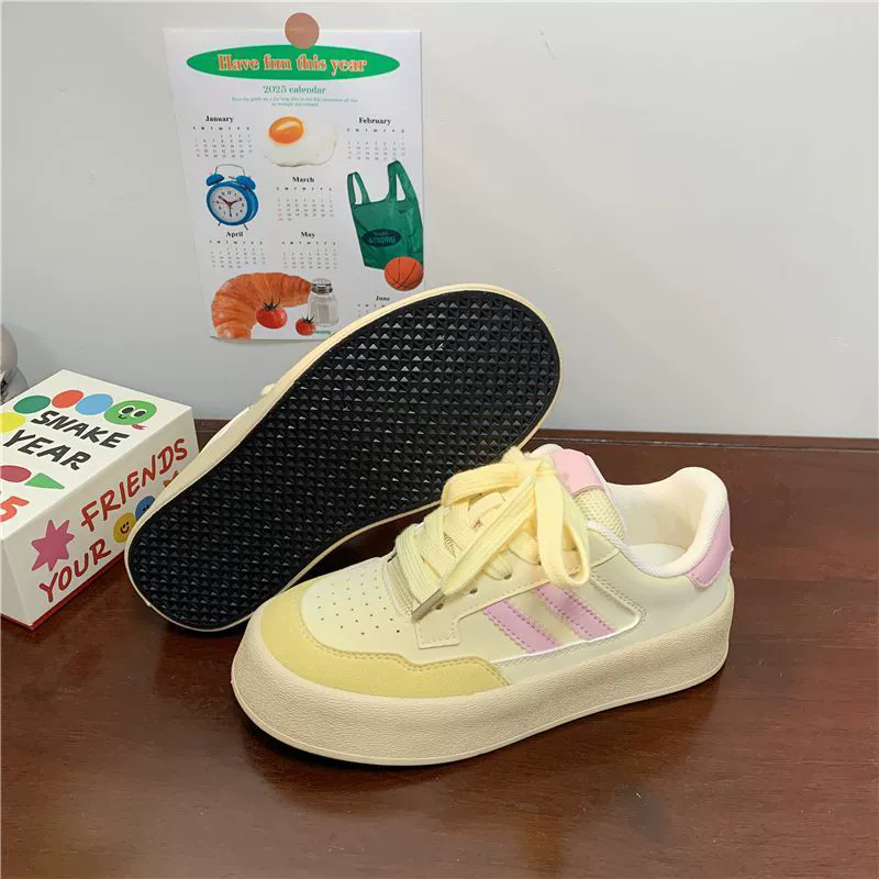 Tenis casuales con líneas