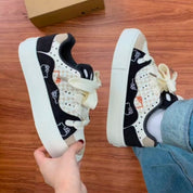 Tenis de plataforma con bordado de Hello Kitty