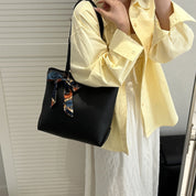 Bolso casual con pañuelo