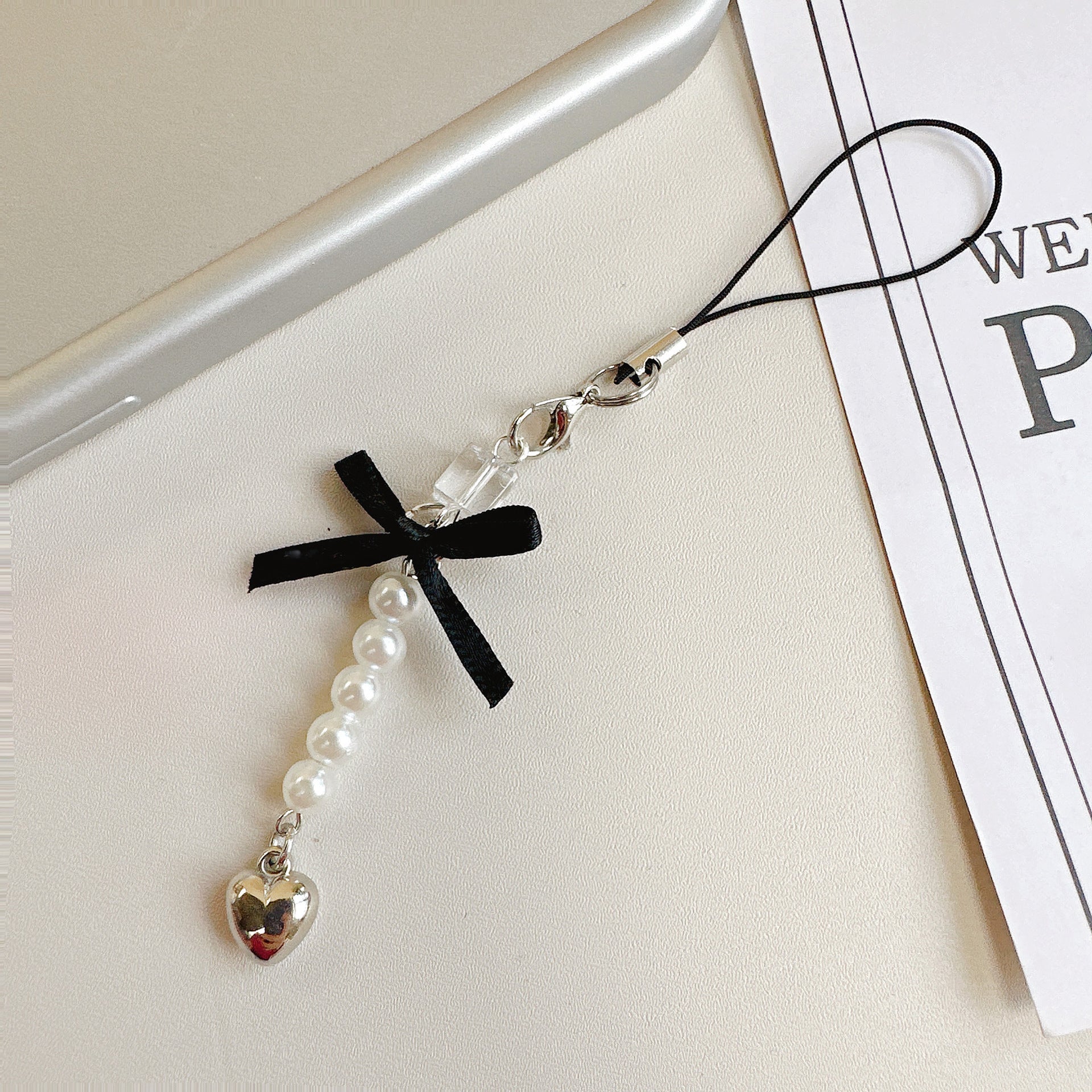 Charm con perlas y corazón