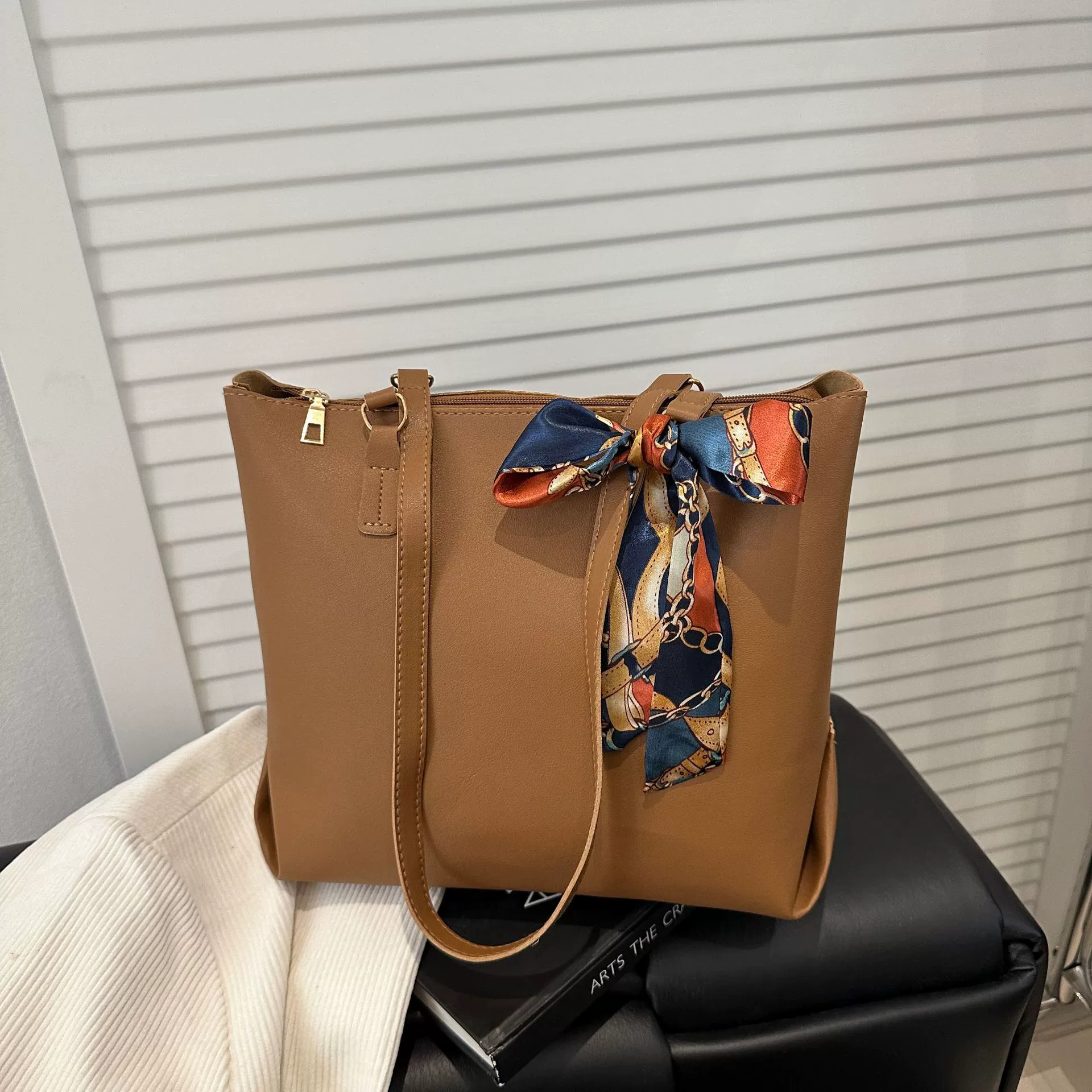 Bolso casual con pañuelo