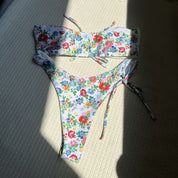 Traje de baño con estampada de flores