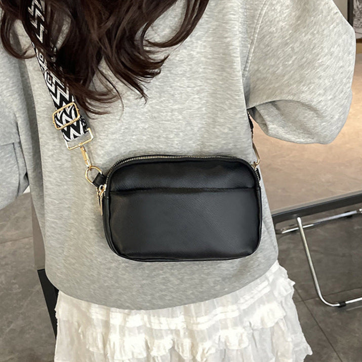 Mini bolso crossbody con correa ancha estampada