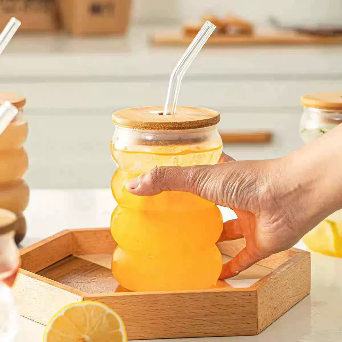 Vaso con pajilla de vidrio y tapa de bambú con diseño wavy - Dressygt