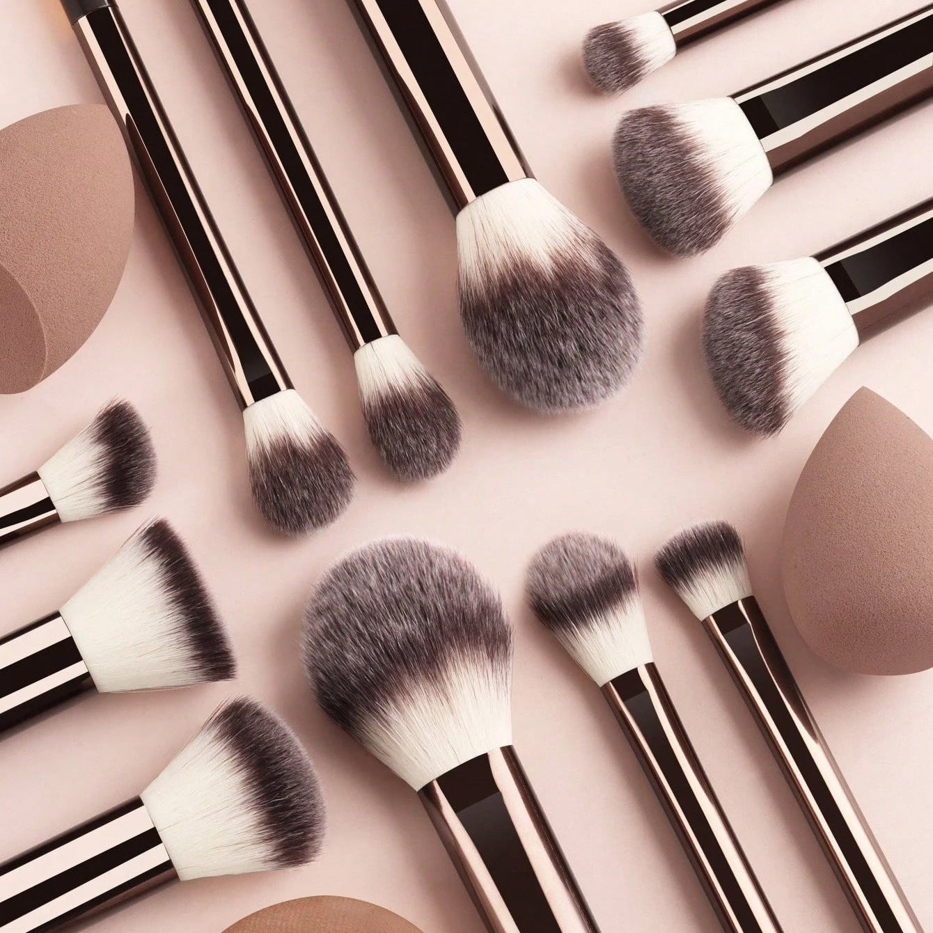 Set de 12 brochas y esponjas de maquillaje - Dressygt