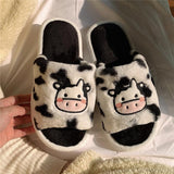Pantuflas con estampado de vaca.