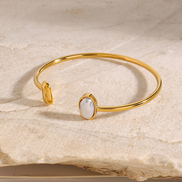 Pulsera dorada con perla