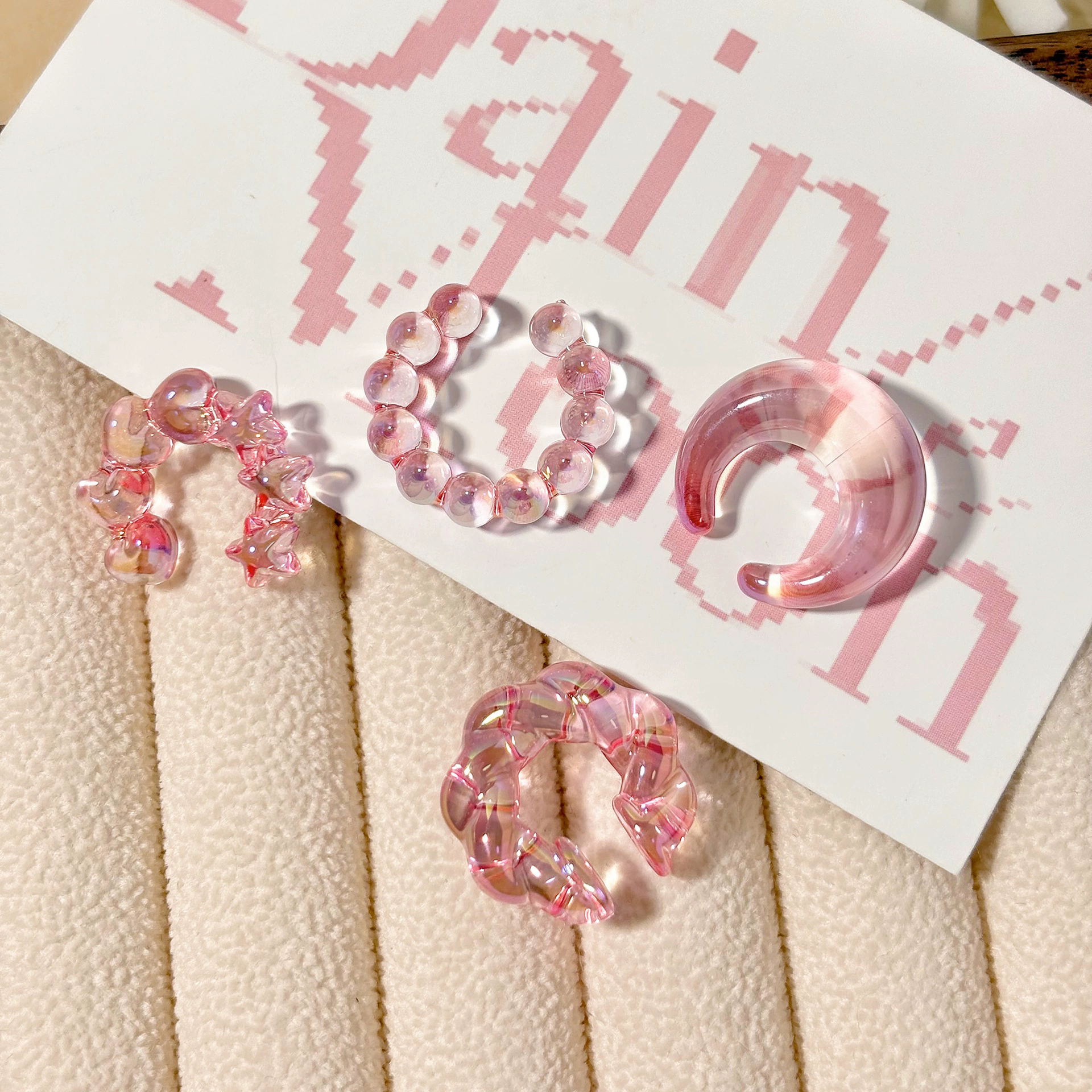 Set de ear cuffs acrílicos