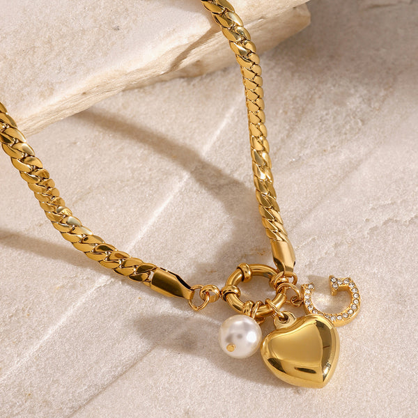 Collar de corazón con la letra G
