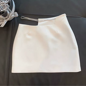 Mini falda con abertura y decoracion de diamantes