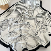 Pañuelo blanco con líneas y flores