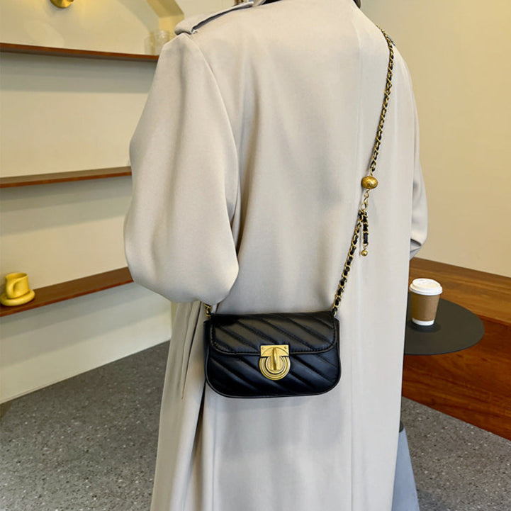 Mini bolso con cadena dorada