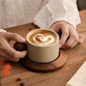 Taza de cerámica con diseño minimalista