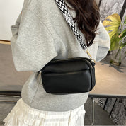 Mini bolso crossbody con correa ancha estampada