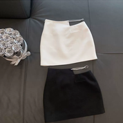 Mini falda con abertura y decoracion de diamantes