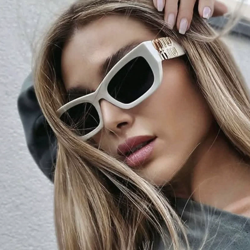 Lentes con marco grueso y letras - Dressygt