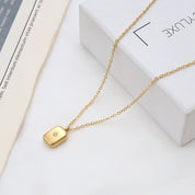 Collar con dije cuadrado