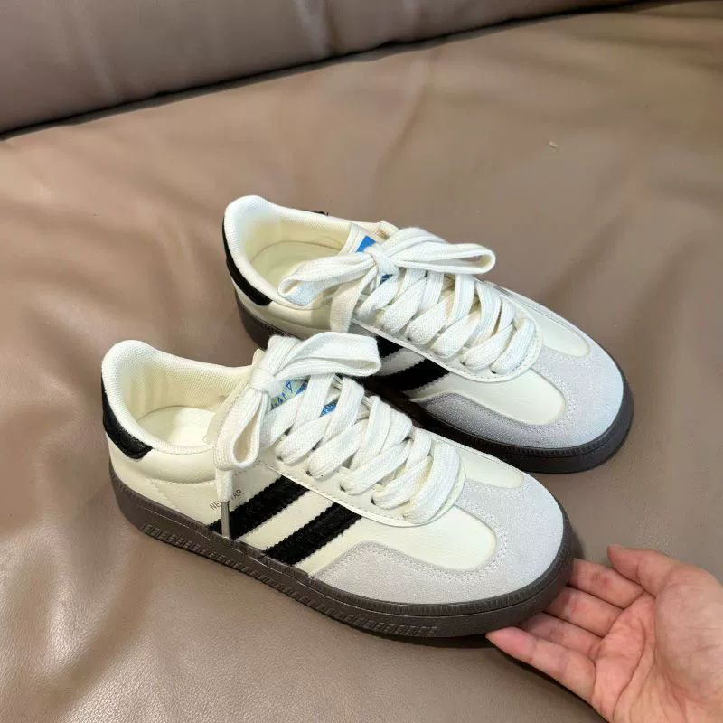 Sneakers casuales con líneas