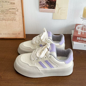 Tenis casuales con líneas