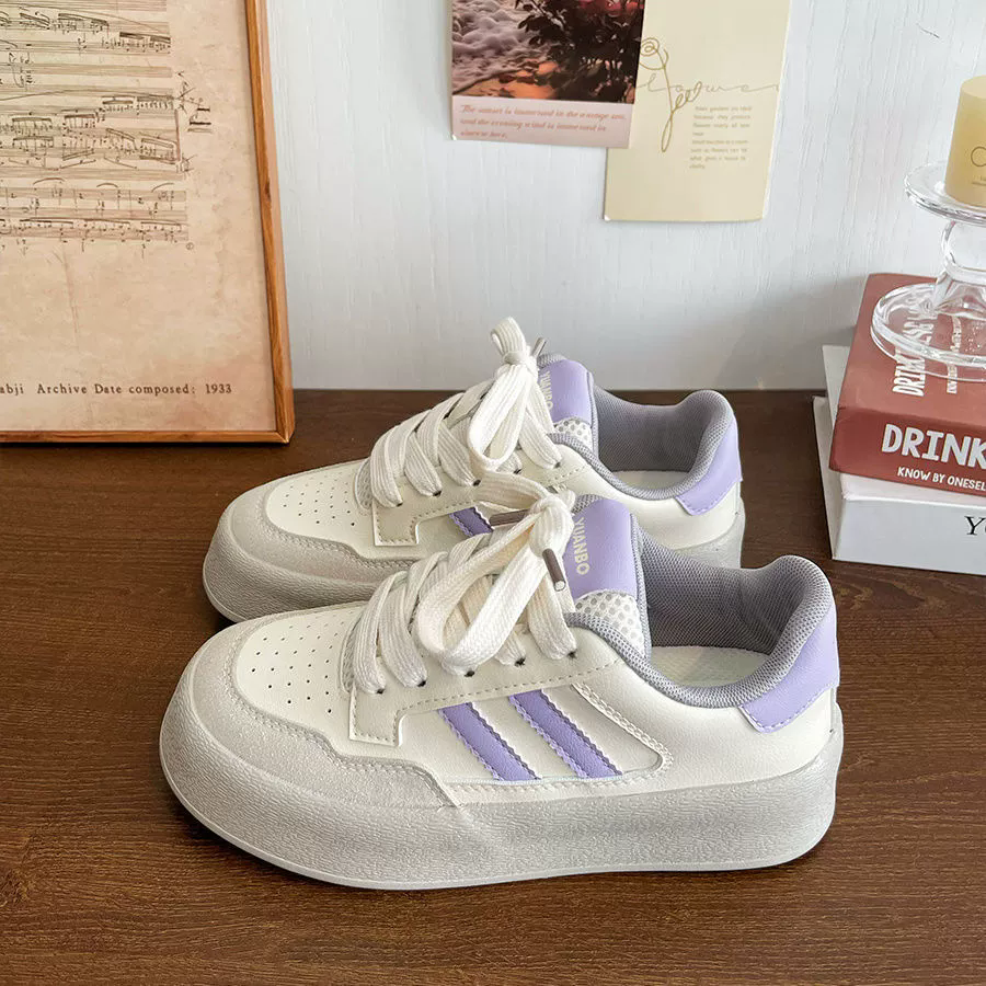 Tenis casuales con líneas