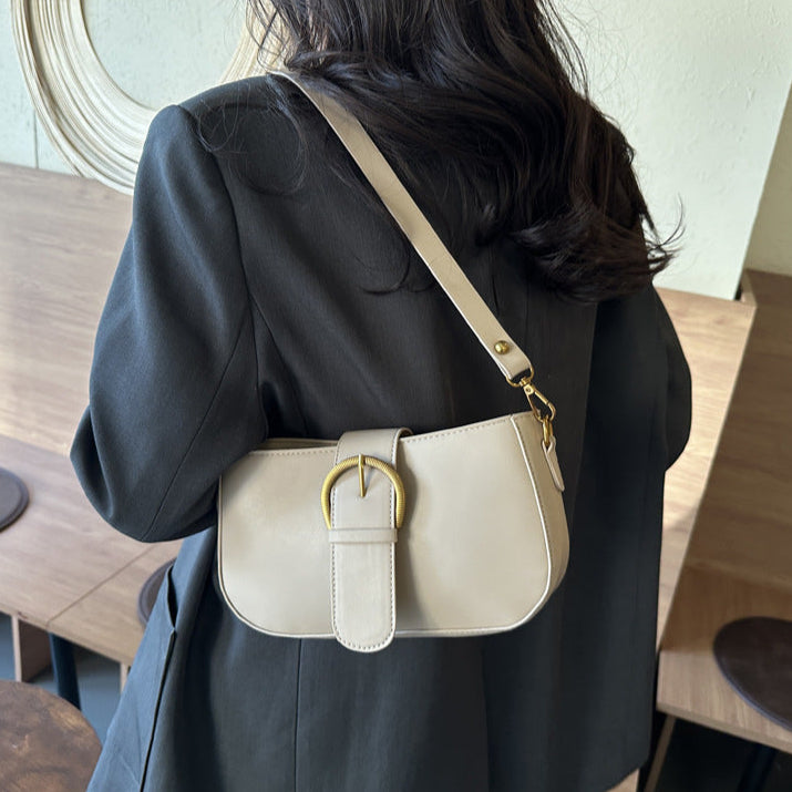 Cartera con hebilla grande