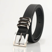 Cinturón liso con detalles plateados