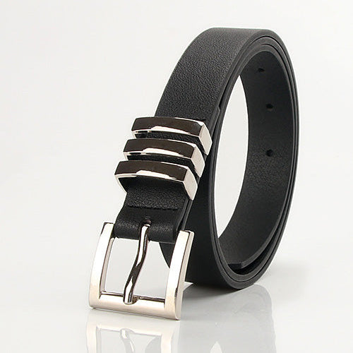 Cinturón liso con detalles plateados