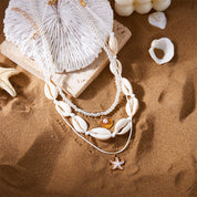 Collar triple con conchas y dijes