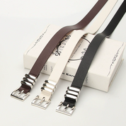 Cinturón liso con detalles plateados