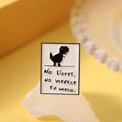 Pin decorativo de dinosaurio con frase