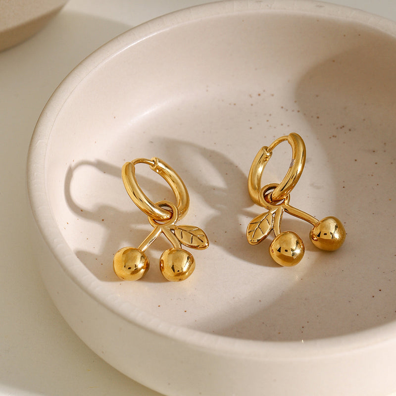 Aretes pequeños con diseño de cerezas