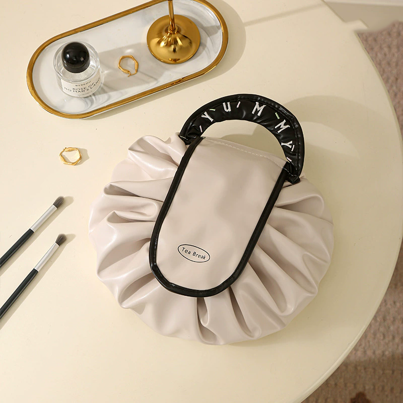 Cosmetiquera plegable con cierre ajustable