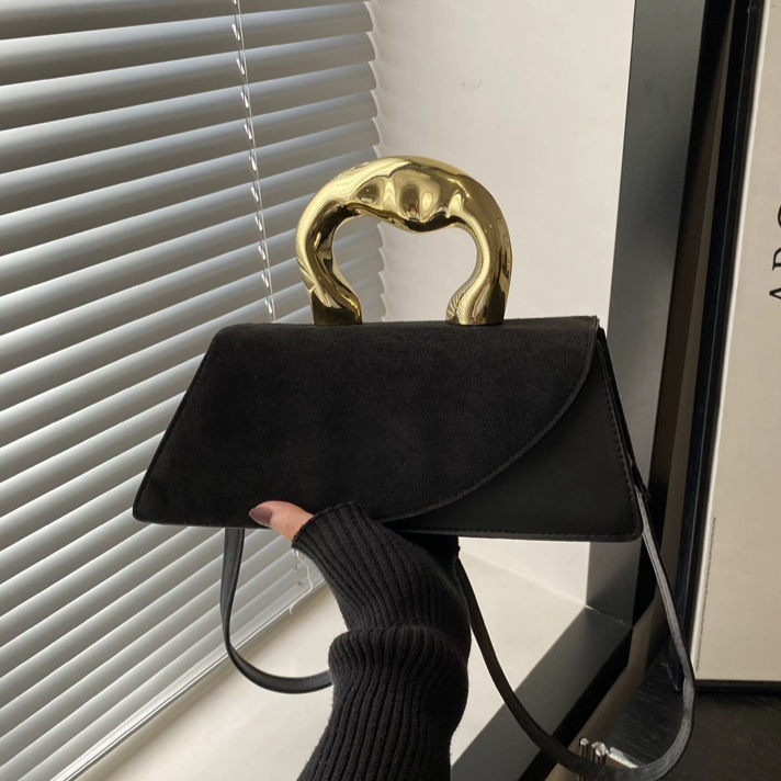 Bolso con agarrador dorado