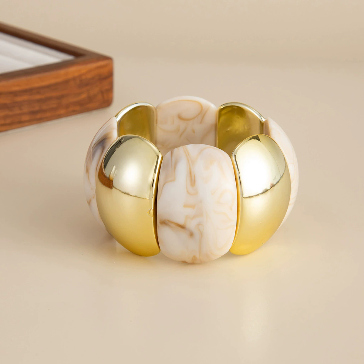 Pulsera chunky marmoleada con detalles dorados - Dressygt
