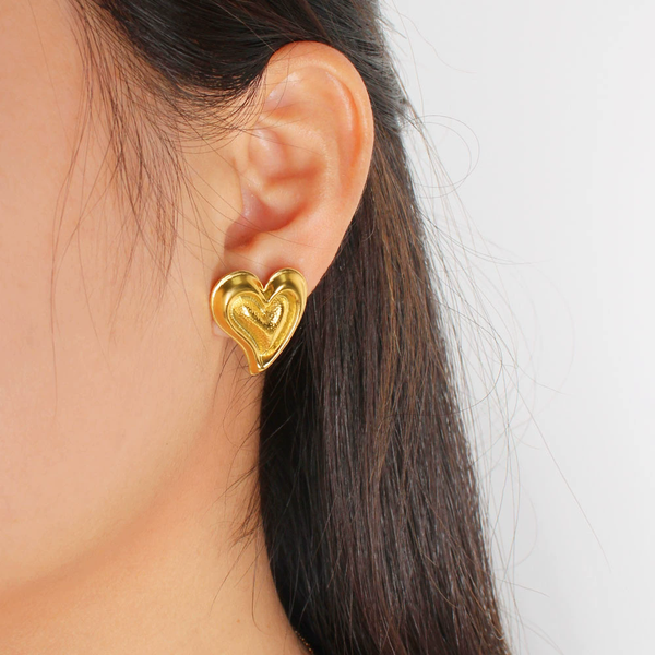 Aretes dorados de corazón