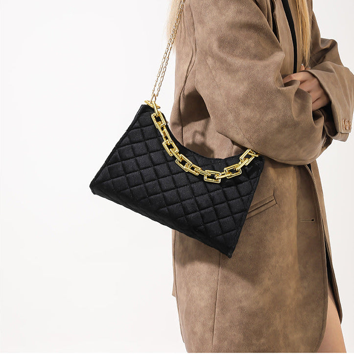 Bolso de terciopelo con cadena